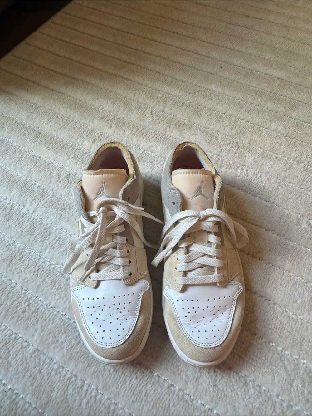 Nike Low-Top Sneakers in White and Beige Suede - Picture 2 of 4